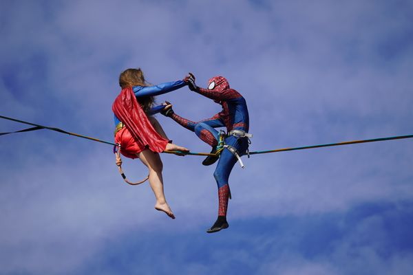 Superhelden über Rüsselsheim - die Highline kehrt zurück